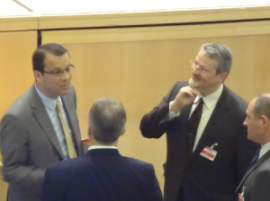     (会議後に談笑する議長フェルーツァ・ルーマニア大使。     2013年4月25日午後。撮影：RECNA)